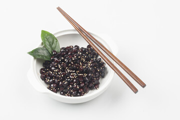  A side dish made by roasting or boiling soybeans and simmering them in soy sauce along with oil, sesame seeds, and starch syrup.