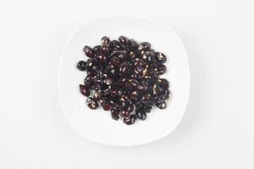  A side dish made by roasting or boiling soybeans and simmering them in soy sauce along with oil, sesame seeds, and starch syrup.