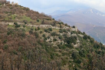 Mercato San Severino - Scorcio della cinta muraria del castello da Via Emilio Coppola