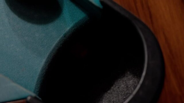 Une boule de billard entrant dans le trou