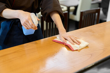 店内の清掃をする和食の従業員