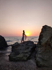 Fototapeta premium silhouette of a woman on the beach