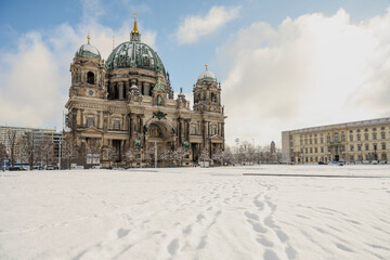 Berliner Dom im Winter im Schnee. Der Berliner Dom am Lustgarten auf der Museumsinsel ist eine evangelische Kirche im Berliner Ortsteil Mitte © andreas rehkopp