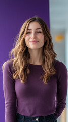 Obraz premium Smiling Woman in Casual Outfit with Purple Background