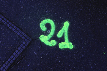 Marquage de chiffre sur un trottoir pour travaux à la peinture fluo