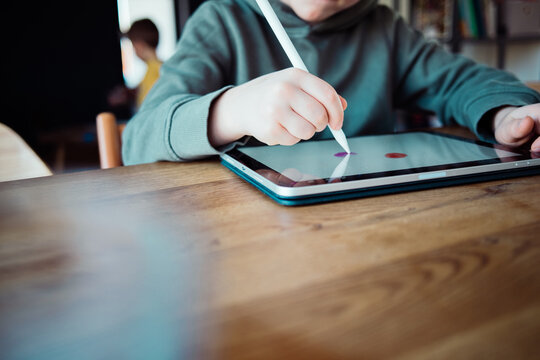 Kind malt auf dem Tablet