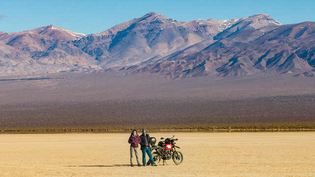 Pareja en moto en Pampa del leoncito,  San Juan, Argentina