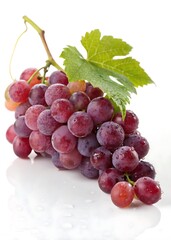 Fototapeta premium Bunch of grapes with a leaf on top