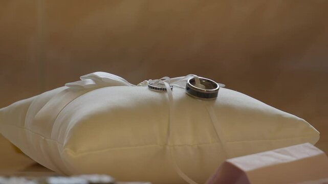 Des alliances de mariages sur un coussin