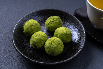 抹茶のスノーボールクッキー