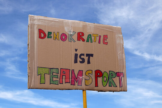 demokratie ist teamsport demo schild