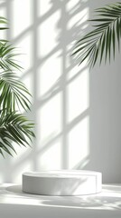 Obraz premium Brightly lit space features a pristine white podium, elegantly set against a backdrop of vibrant green plants, perfect for showcasing products