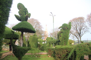topiarias em victor graeff, na praça conhecida como a mais bela do rio grande do sul