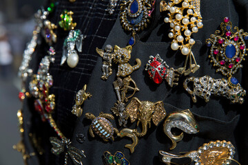detalle de broches coloridos en la solapa