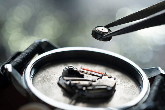 Replacing the battery in the electronic clock