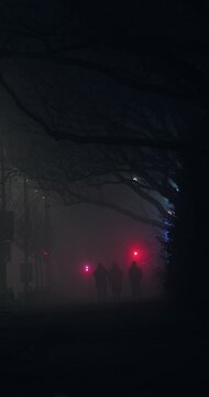 Neblige Abend auf der Strasse. Stadt