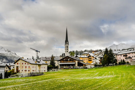 Zuoz, Dorf, Oberengadin, Engadiner Dorf, Kirche, San Luzi Graub&uuml;nden, Alpen, Inn, Fluss, Engadiner H&auml;user, Wanderweg, Landwirtschaft, Herbst, Herbstwanderung, Wintereinbruch,  Schweiz