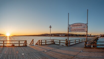 Naklejka premium Panoramaview Vinetabrücke Ostseebad Zinnowitz mit Blick auf Zinnowitz zum Sonnenaufgang