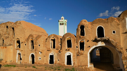 Ksar awlad mhemed,tipico villaggio fortificato Berbero composto da granai e abitazioni costruiti all'interno di un muro di cinta difensivo.
