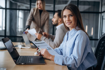 Obraz premium Documents in hands. Professional workers are in the modern office together