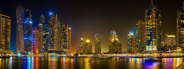 Naklejka premium Evening skyline of Dubai Marina, UAE