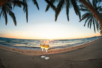 砂浜とワイングラス