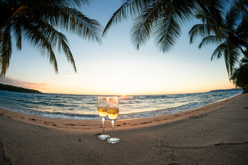 砂浜とワイングラス