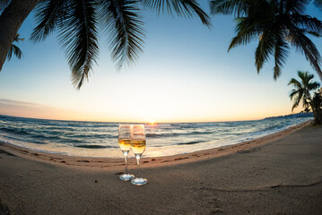 砂浜とワイングラス