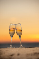 砂浜とワイングラス