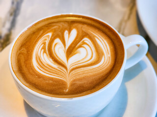 하트모양으로 그려진 라떼아트 커피 한잔