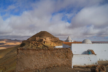 Ksar Guermassa,tipico villaggio fortificato Berbero composto da granai e abitazioni costruiti all'interno di un muro di cinta difensivo.