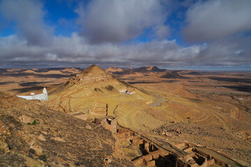 Ksar Guermassa,tipico villaggio fortificato Berbero composto da granai e abitazioni costruiti all'interno di un muro di cinta difensivo.
