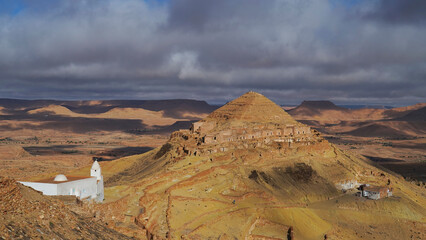 Ksar Guermassa,tipico villaggio fortificato Berbero composto da granai e abitazioni costruiti...