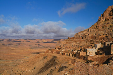 Ksar Guermassa,tipico villaggio fortificato Berbero composto da granai e abitazioni costruiti all'interno di un muro di cinta difensivo.