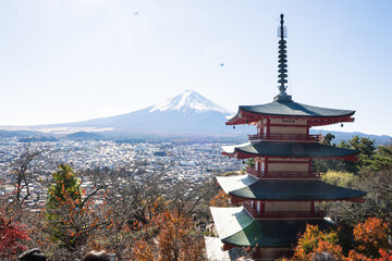 Vista panorâmica do Monte Fuji ao lado de um pagode tradicional japonês
