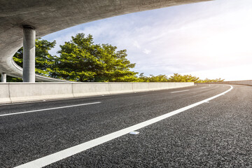 Naklejka premium A curved road under an overpass bridge