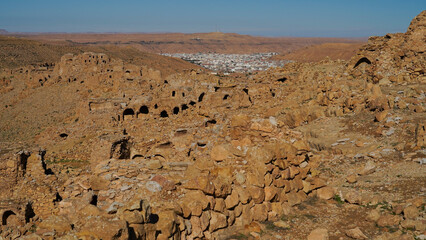 Ksar Jlalta,tipico villaggio fortificato Berbero composto da granai e abitazioni costruiti all'interno di un muro di cinta difensivo.