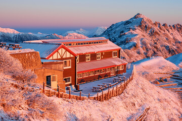 朝焼けに照らされた燕山荘と燕岳[長野県]