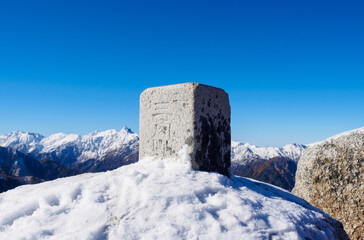 標高2763m 燕岳山頂の三角点と雪景色[長野県]
