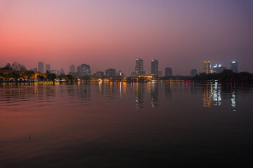 Fototapeta premium 中国 南京市、夕暮れの玄武湖