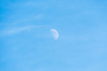 青空に浮かぶ半月