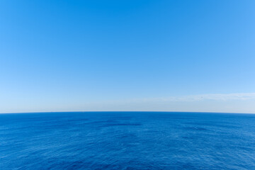 Obraz premium 広がる青い海と澄んだ空の絶景