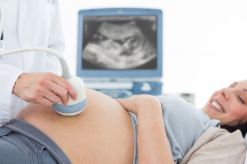 Obraz premium Pregnant woman undergoing ultrasound
