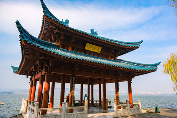 Fototapeta premium 中国 浙江省杭州市、世界遺産の西湖 翠光亭