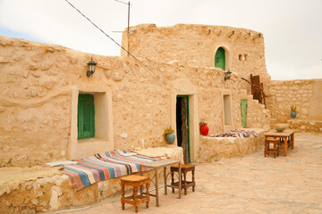 Ksar Tamezret, villaggio fortificato Berbero ancora abitatocomposto da granai e abitazioni...