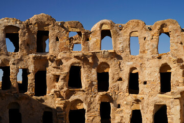 Ksar Tounket, villaggio fortificato Berbero composto da granai e abitazioni costruiti all'interno di un muro di cinta difensivo.