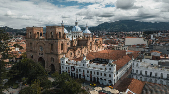 Catedral Antigua en el Parque Calder&oacute;n - Cuenca Ecuador