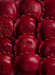 Ravioli nadziewane łososiem i czerwoną sałatą