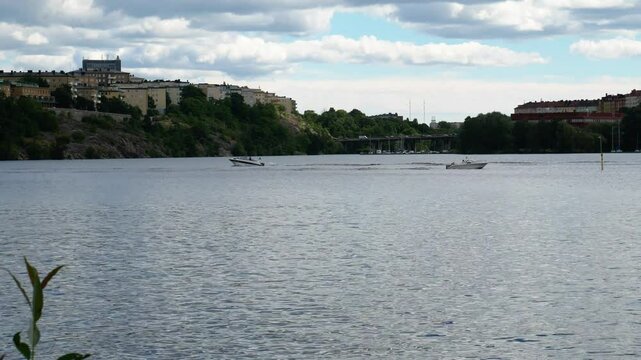 Panoramablick &uuml;ber den Tranebergssund nach Stockholm &ndash; malerische Wasserlandschaft mit Booten, Br&uuml;cken und der Skyline der schwedischen Hauptstadt in sanftem Licht