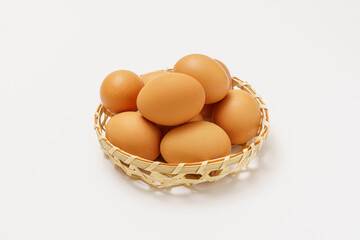 かごに乗った茶色の卵